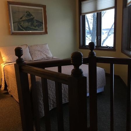 Snug Harbor Inn 스터전 베이 외부 사진