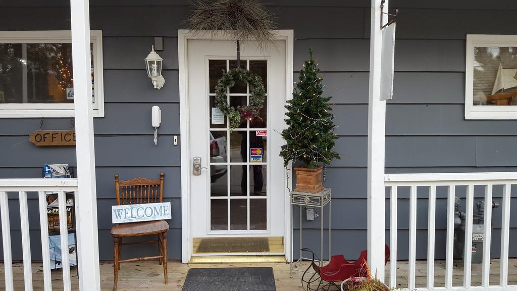 Snug Harbor Inn 스터전 베이 외부 사진