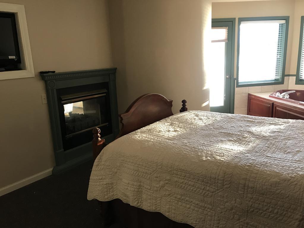 Snug Harbor Inn 스터전 베이 외부 사진