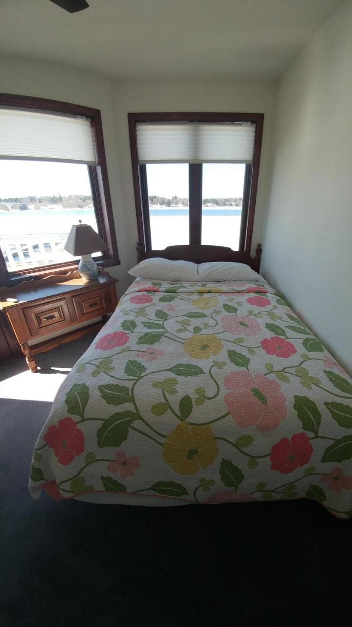Snug Harbor Inn 스터전 베이 외부 사진