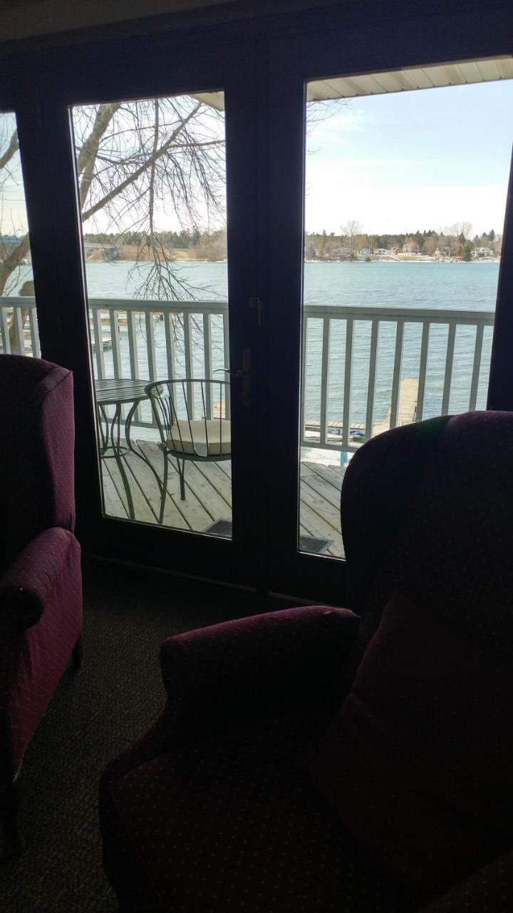 Snug Harbor Inn 스터전 베이 외부 사진