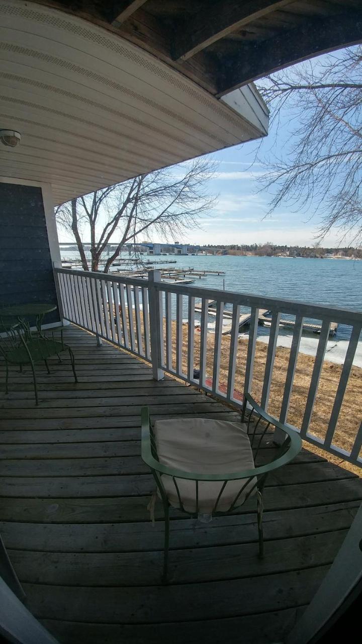 Snug Harbor Inn 스터전 베이 외부 사진