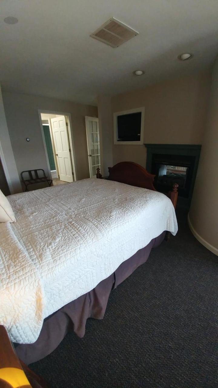 Snug Harbor Inn 스터전 베이 외부 사진