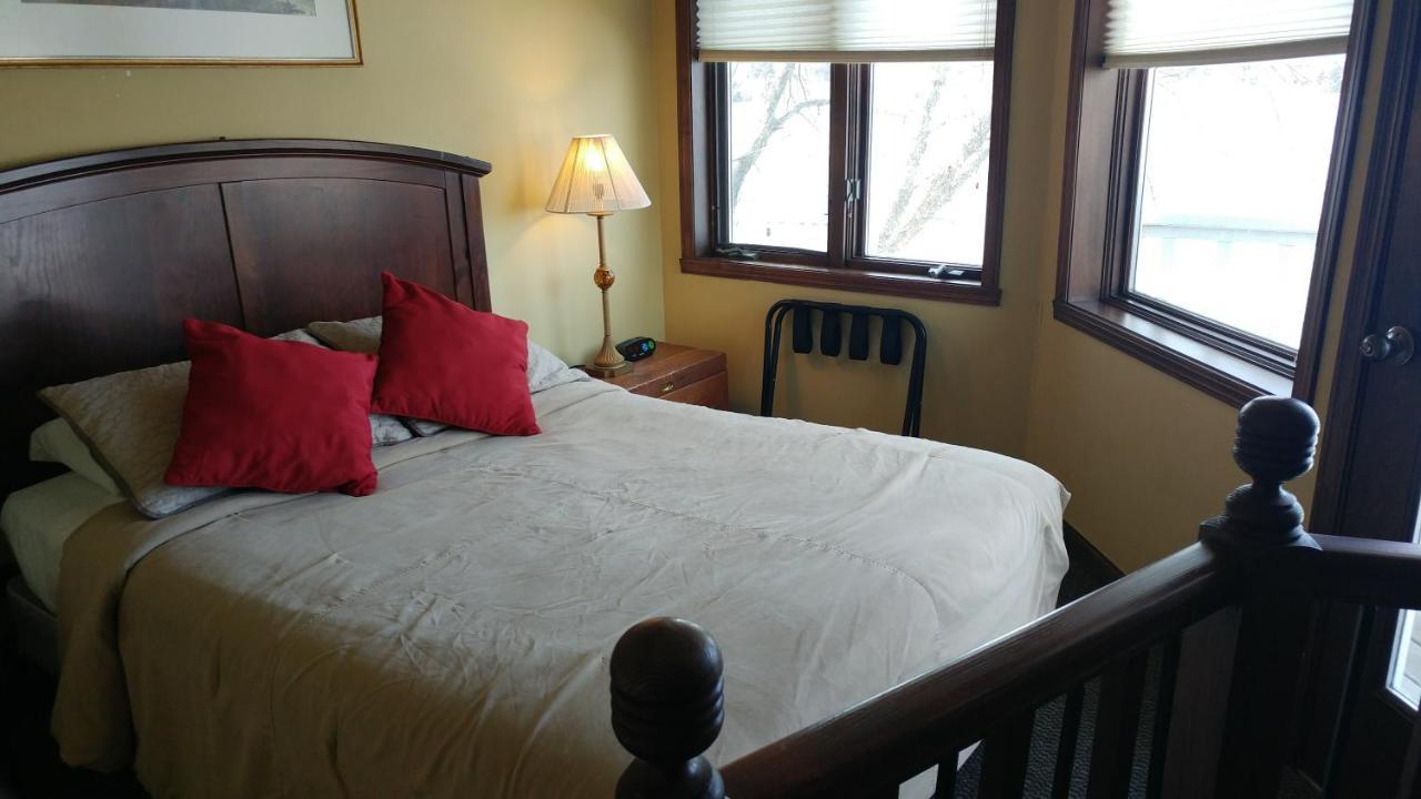 Snug Harbor Inn 스터전 베이 외부 사진