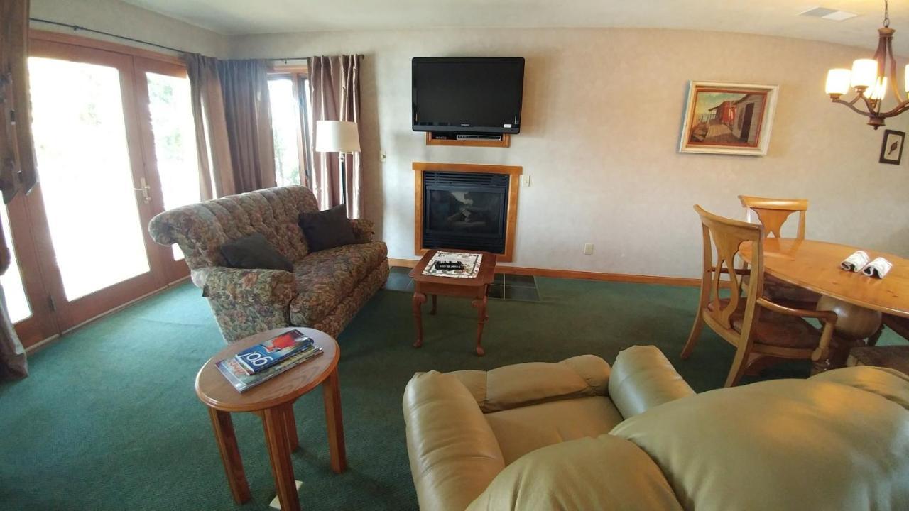 Snug Harbor Inn 스터전 베이 외부 사진