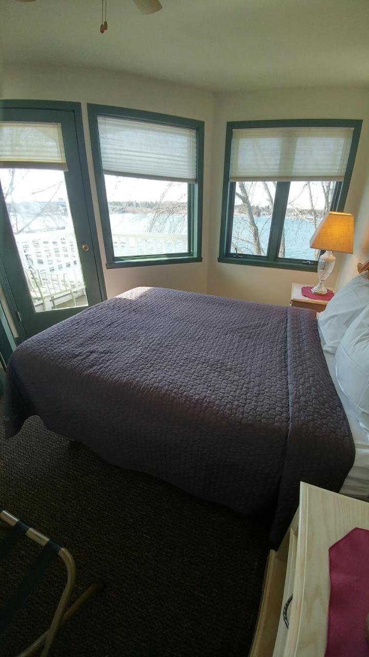 Snug Harbor Inn 스터전 베이 외부 사진