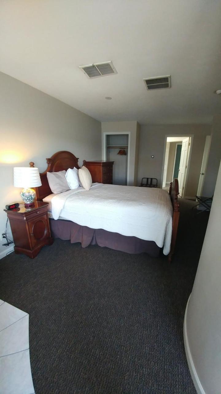 Snug Harbor Inn 스터전 베이 외부 사진
