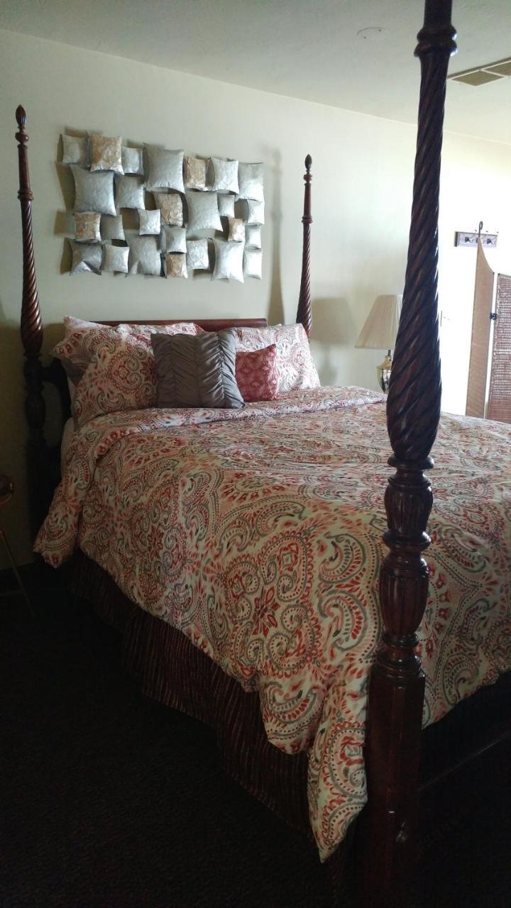 Snug Harbor Inn 스터전 베이 외부 사진