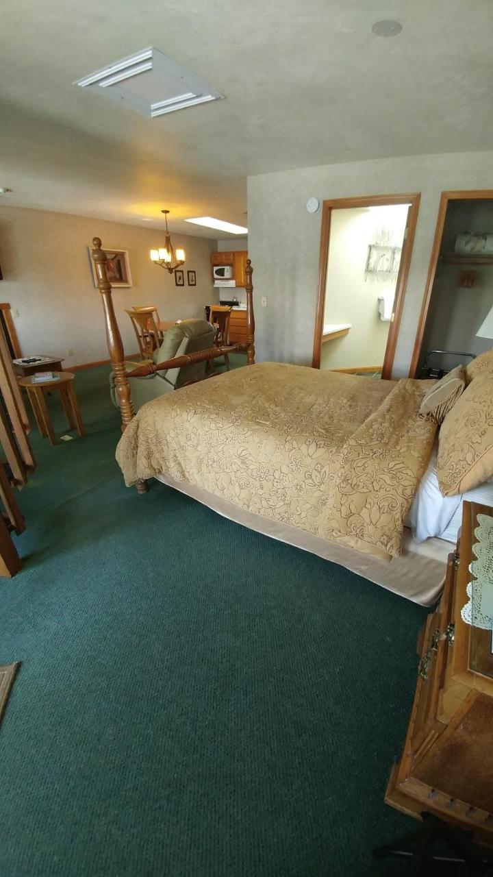 Snug Harbor Inn 스터전 베이 외부 사진