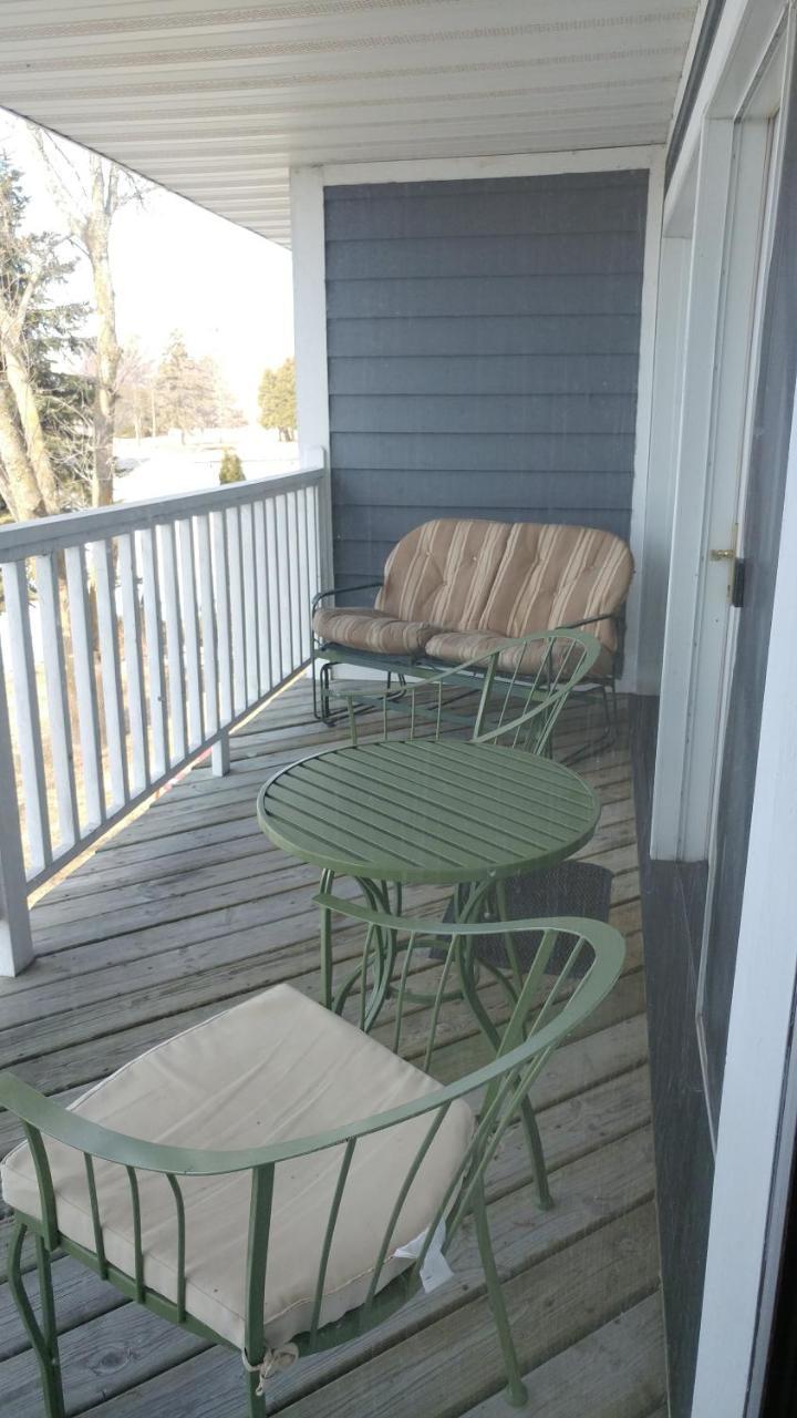 Snug Harbor Inn 스터전 베이 외부 사진